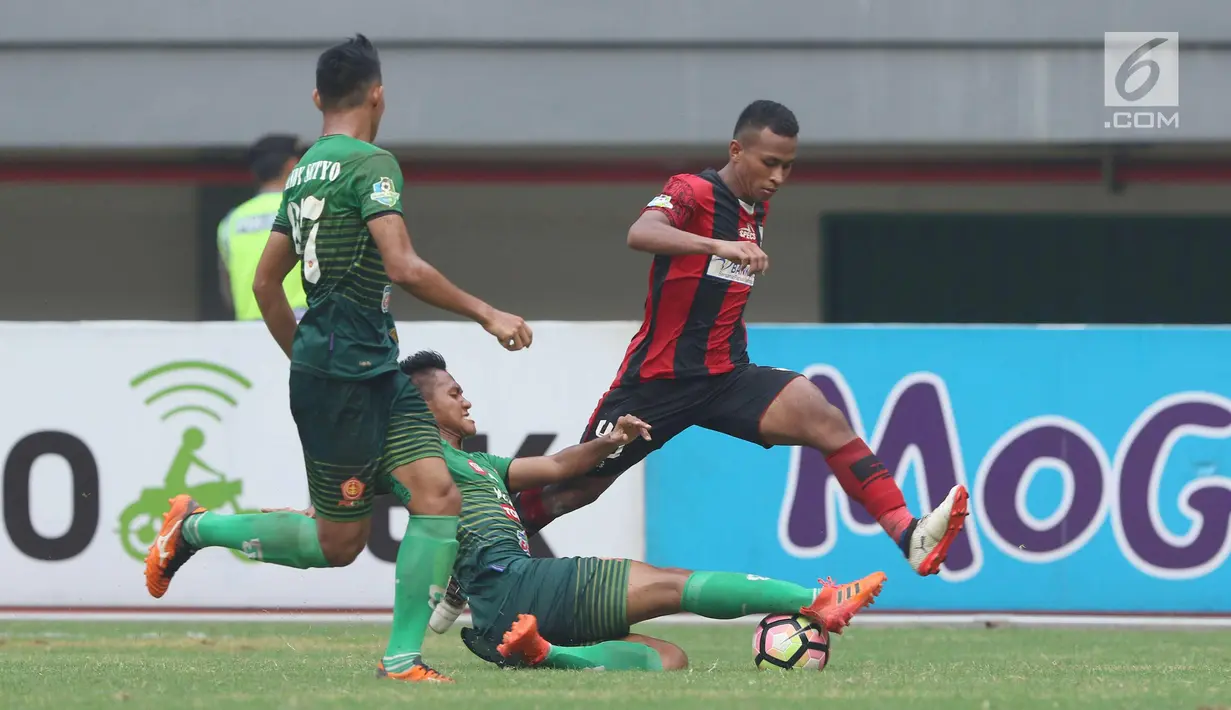 Gelandang Persipura, Osvaldo Haay (kanan) melompat menghindari tekel pemain PS TNI pada lanjutan Liga 1 Indonesia di Stadion Patriot Candrabhaga, Bekasi, Sabtu (4/11). Persipura kalah 1-2. (Liputan6.com/Helmi Fithriansyah)