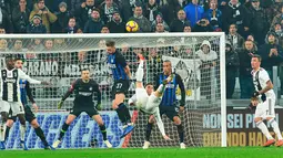 Striker Juventus, Cristiano Ronaldo melakukan salto saat bertanding melawan Inter Milan pada lanjutan Liga Serie A Italia di Allianz stadium, Turin (7/12). Juventus menang tipis atas Inter Milan 1-0. (Andrea Di Marco/ANSA via AP)