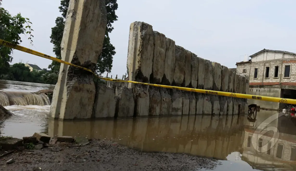 Air kali yang terus memasuki pemukiman warga, di Perumahan Ciledug Indah I, Ciledug, Tangerang, Jum'at (23/01/2015). (Liputan6.com/Andrian M Tunay)