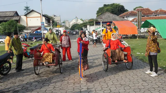 Peringati Hari Kartini Dengan Adu Balap Becak