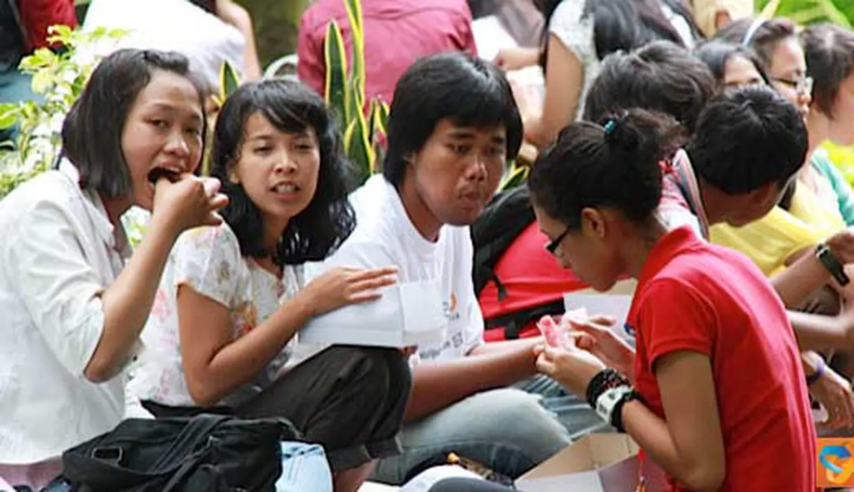 Citizen6, Yogyakarta: Peserta berdiskusi untuk topik citizen jurnalism sambil makan siang. (Pengirim: Ady Permadi)
