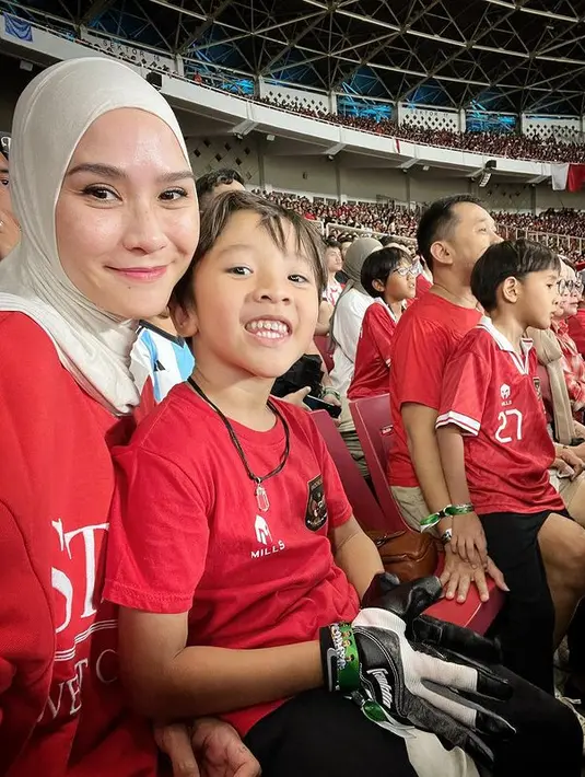 Banyak artis yang menyaksikan pertandingan Timnas Indonesaia lawan Argentina pada Senin (19/6) malam. Tampak Zaskia Adya Mecca dan suami memboyong anak-anaknya ke GBK untuk menyaksikan Timnas lawan juara dunia 2022 ini. [Instagram/zaskiadyamecca]