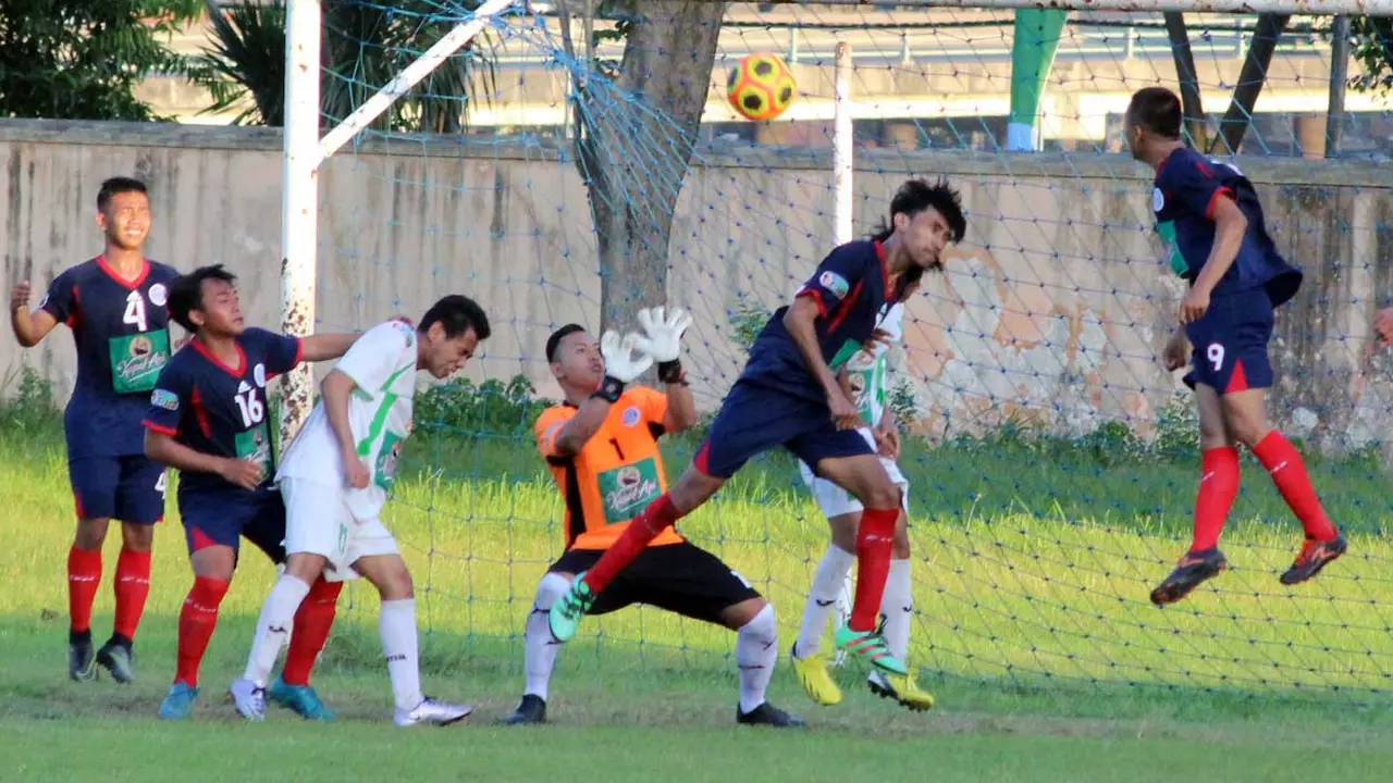 Pemain Mitra Bola Utama berjibaku dengan Mitra Surabaya pada laga Liga 3 di Lapangan Akademi Angkatan Laut Bumimoro, Rabu (10/5/2017). Mitra Bola Utama unggul 3-2. 