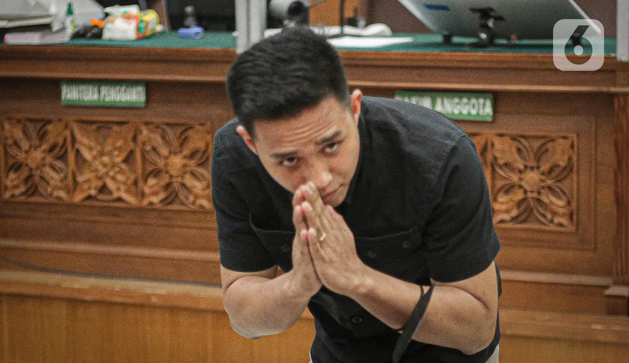 Terdakwa kasus pembunuhan berencana Brigadir Yosua Hutabarat, Richard
Eliezer alias Bharada E tiba menjalani sidang tuntutan di Pengadilan
Negeri Jakarta Selatan, Jakarta, Rabu (25/1/2023). Sidang tersebut
beragenda pembacaan nota pembelaan atau pledoi dari terdakwa. (Liputan6.com/Faizal Fanani)