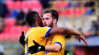 Gelandang Juventus, Miralem Pjanic (kanan) berpelukan dengan penyerang Douglas Costa. (ALBERTO PIZZOLI / AFP)