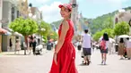 Dalam momen liburan bersama Podkesmas itu, Tyara Renata tampil menawan dengan sleveeless dress merah menyala. Berjalan menyusuri berbagai wahana di Disneyland Hong Kong, wanita 36 tahun itu tampil awet muda saat mengenakan tambahan aksesori topi khas Mickey Mouse. (Liputan6.com/IG/@tyararenata)