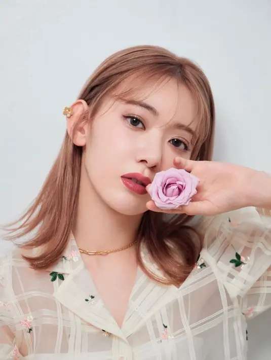 Seperti yang diketahui, Source Music kini diakuisisi oleh HYBE, perusahaan yang dipimpin Bang Si Hyuk. (Instagram @39saku_chan)