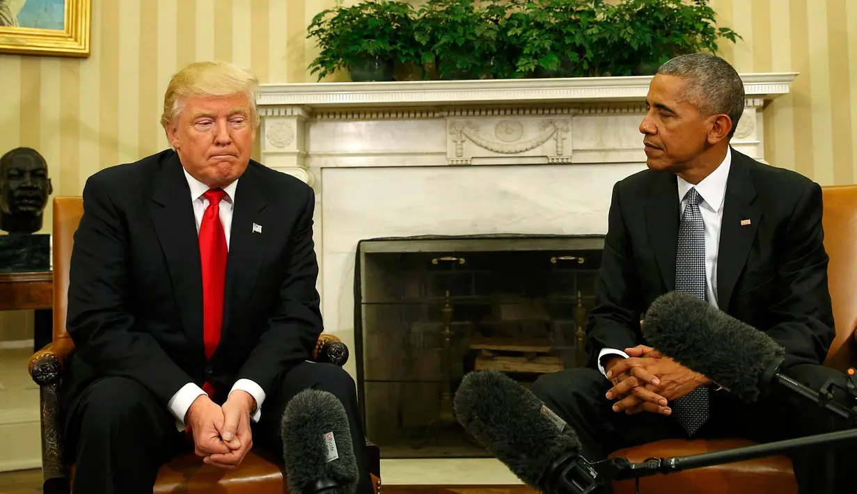 Pertemuan antara  Presiden AS Barack Obama terpilih Donald Trump di Gedung Putih, Washington, AS, Kamis (10/11). Pertemuan tersebut untuk membahas transisi pemerintahan. (REUTERS / Kevin Lamarque)