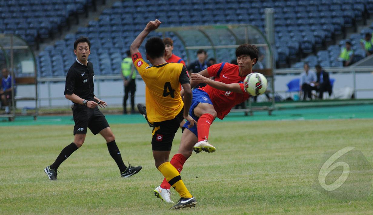 Penyerang Korea Selatan U-23, Kim Hyun (kanan) berebut bola dengan Mohd Asnawi Syazni (Brunei Darussalam) saat laga kualifikasi grup H Piala Asia 2016 di Stadion GBK, Jakarta, (27/3/2015). Korsel unggul 5-0 atas Brunei. (Liputan6.com/Helmi Fithriansyah)
