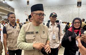 Menhaj Moch Irfan Yusuf melempar Jumrah Ula di Jamarat, Mina, Makkah. (Liputan6.com/Asnida Riani/Media Center Haji 2026).
