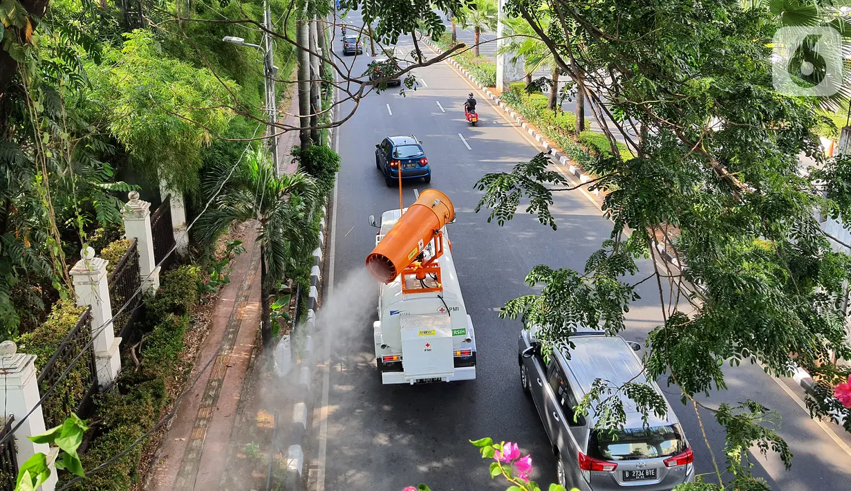 Sebuah mobil gunner spraying melakukan penyemprotan cairan disinfektan di kawasan Senayan, Jakarta, Senin (31/8/2020). PMI bersama TNI dan Polri melakukan penyemprotan sebagai upaya pencegahan COVID-19 yang menembus angka 1.094 kasus positif pada Minggu (30/8). (Liputan6.com/Fery Pradolo)