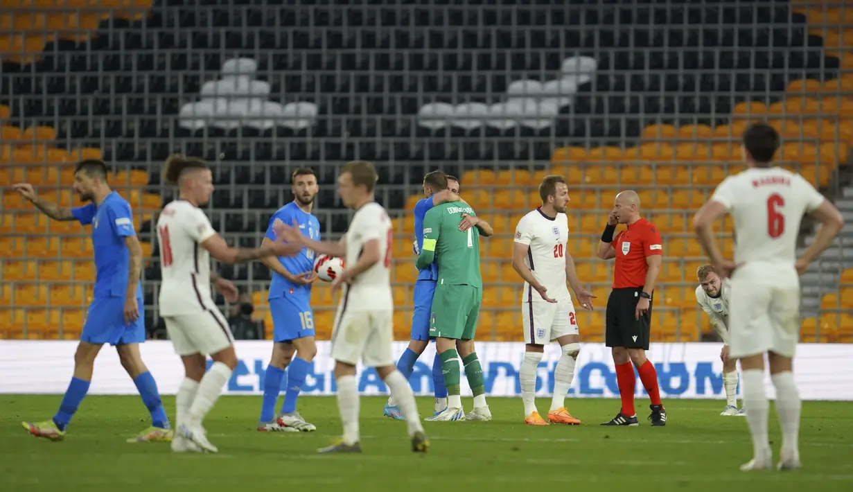 Reaksi para pemain usai pertandingan grup A3 UEFA Nations League antara Inggris melawan Italia di Stadion Molineux di Wolverhampton, Inggris, Minggu (12/6/2022). Pertandingan berakhir imbang dengan skor 0-0. (AP Photo/Jon Super)