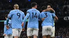 Gelandang Manchester City, Ilkay Gundogan (kanan) merayakan dengan rekan setimnya setelah mencetak gol ke gawang Aston Villa selama pertandingan lanjutan Liga Premier Inggris di Stadion Etihad di Manchester, barat laut Inggris (13/2/2023). City menang telak atas Aston Villa dengan skor 3-1. (AFP/Paul Ellis)