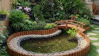 9 Ide Memadukan Kolam Ikan dan Taman Mungil agar Aman untuk Anak-anak