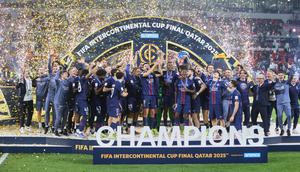 Para pemain PSG melakukan selebrasi setelah memastikan diri menjadi juara Piala Intercontinental 2025 di Ahmad bin Ali Stadium, Al-Rayyan, Qatar pada Kamis (18/12/2025) dini hari WIB. (AP Photo/Hussein Sayed)