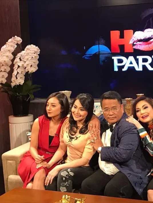 Tidak melulu kasus besar yang selalu ditangani oleh Hotman. Ia juga beberapa kali membantu orang susah yang tak mampu bayar pengacara. Seperti belum lama ini ia menangani Agus dalam kasus pembunuhan Angeline di Bali. (Instagram/hotmanparisofficial)