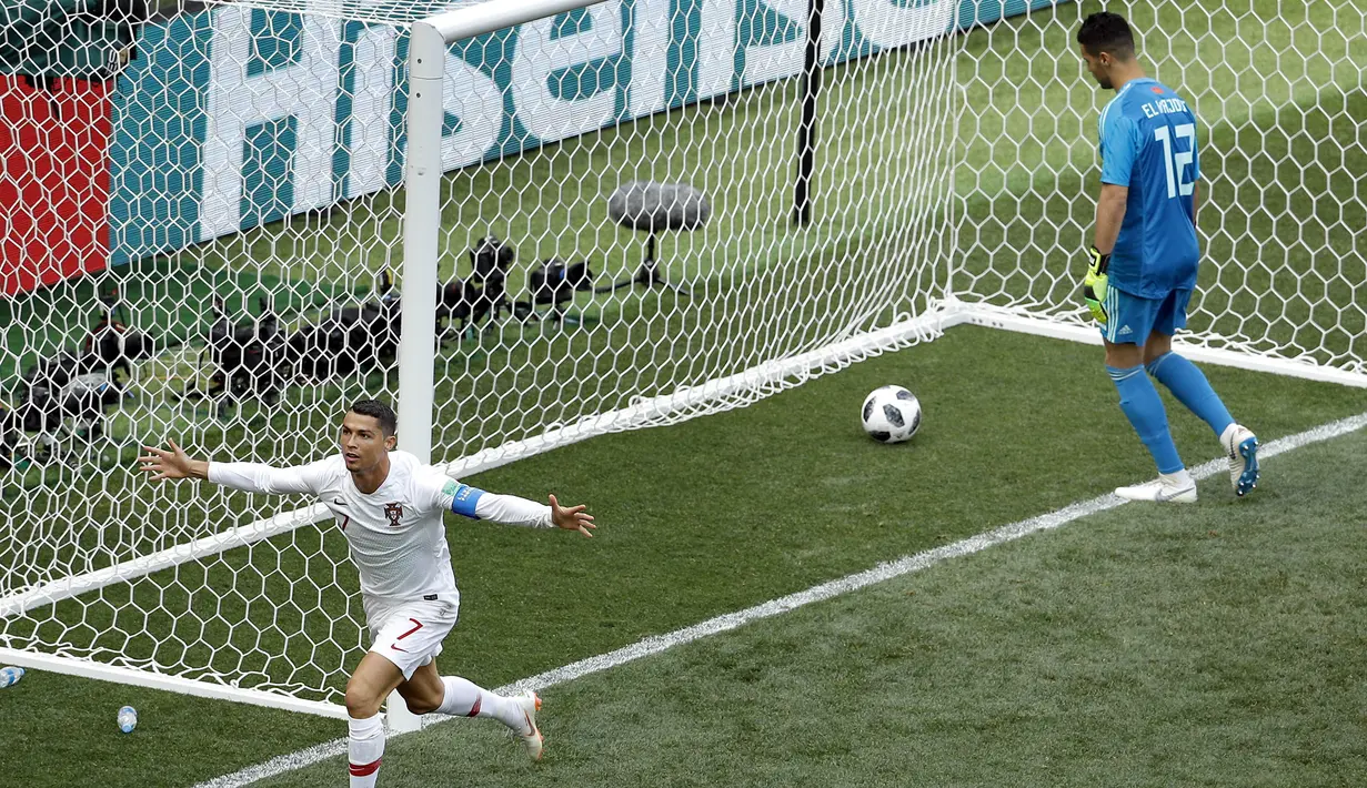 Striker Portugal, Cristiano Ronaldo, melakukan selebrasi usai mencetak gol ke gawang Maroko pada laga Piala Dunia di Stadion Luzhniki, Rabu (20/6/2018). Ronaldo menjadi pencetak gol internasional terbanyak di Eropa dengan 85 gol. (AP/Victor Caivano)