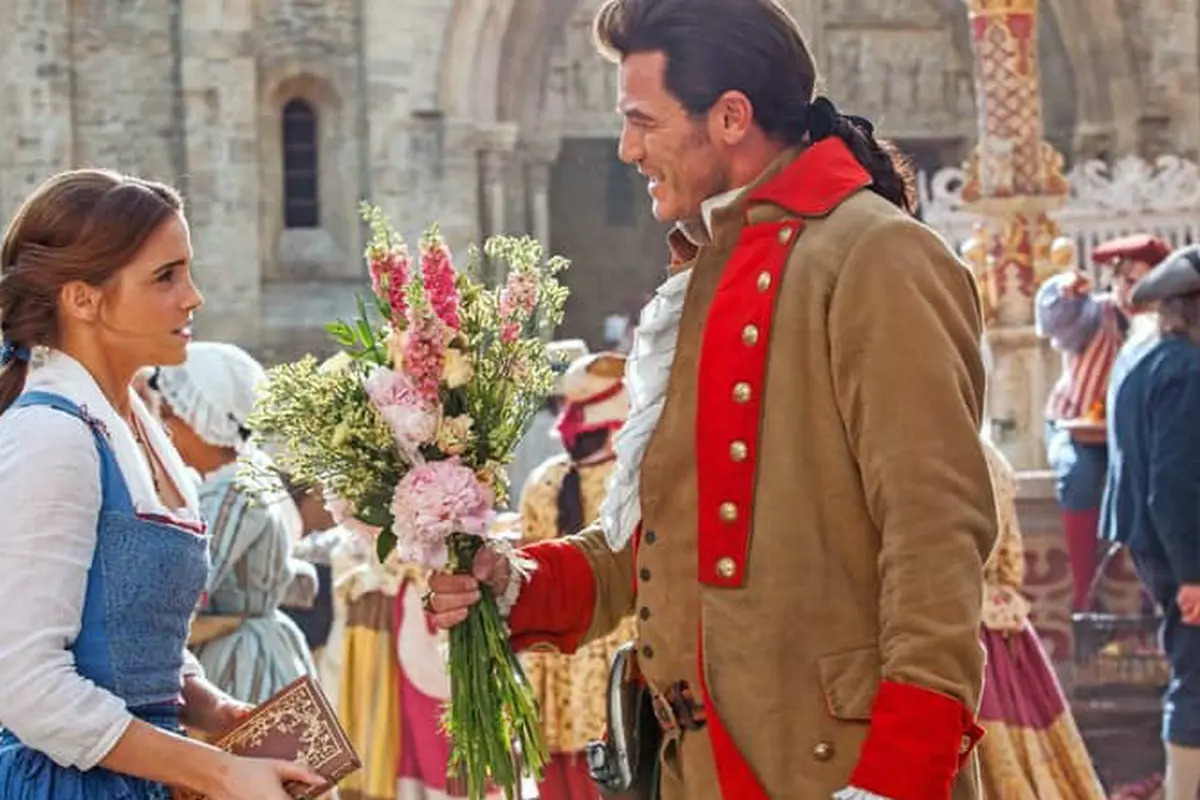 [Bintang] Luke Evans Goda Emma Watson di Beauty and the Beast