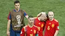 Andres Iniesta (kanan) menenangkan Jordi Alba usai kalah dari Rusia pada laga 16 besar Piala Dunia 2018 di Luzhniki Stadium, Moskow, Rusia, (1/7/2018). Spanyol kalah adu penalti 3-4. (AP/David Vincent)