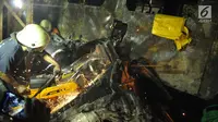 Petugas memotong puing yang menghimpit korban kecelakaan kereta api di perlintasan Kramat, Senen, Jakarta, Selasa (13/6). Petugas menemukan dua orang yang tewas terbakar. (Liputan6.com/Helmi Afandi)