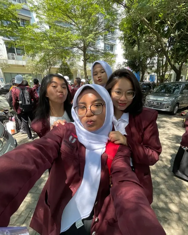 6 Potret Shakiena Azalea, anak Okie Agustina yang kini resmi kuliah di DKV