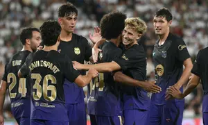 Penyerang Barcelona asal Jerman bernomor punggung 14, Karim Adeyemi, merayakan gol kedua timnya bersama gelandang Barcelona asal Spanyol bernomor punggung 7, Fermin Lopez, dalam pertandingan Liga Spanyol antara Elche CF dan FC Barcelona di Stadion Martinez Valero, Elche, pada 24 Agustus 2026. (JOSE JORDAN/AFP)