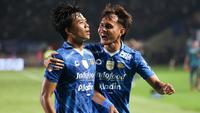 Persib Bandung memastikan lolos ke partai final Championship Series BRI Liga 1 2023/2024 setelah membungkam Bali United 3-0 pada laga leg kedua semifinal di Stadion Si Jalak Harupat, Soreang, Kabupaten Bandung, Sabtu (18/5/2024) malam WIB. Febri Hariyadi dkk unggul agregat 4-1 setelah sebelumnya bermain imbang 1-1 di kandang Bali United pada leg pertama. (Bola.com/Abdul Aziz)