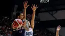 Pemain Pelita Jaya, Brandon Jawato (kiri) malakukan lay up pada gim ketiga final IBL All Indonesia 2024 melawan Satria Muda yang berlangsung di Hall Basket, Senayan, Jakarta, Sabtu (07/10/2024). (Bola.com/Bagaskara Lazuardi)