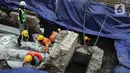 Pekerja membersihkan artefak yang ditemukan di sepanjang proyek MRT CP203 Glodok-Kota, Jakarta, Selasa (20/9/2022). Artefak mulai dari pecahan keramik, botol, dan bata zaman kolonial ditemukan sepanjang proyek MRT CP203 Bundaran HI-Kota, Jakarta Barat. (Liputan6.com/Faizal Fanani)