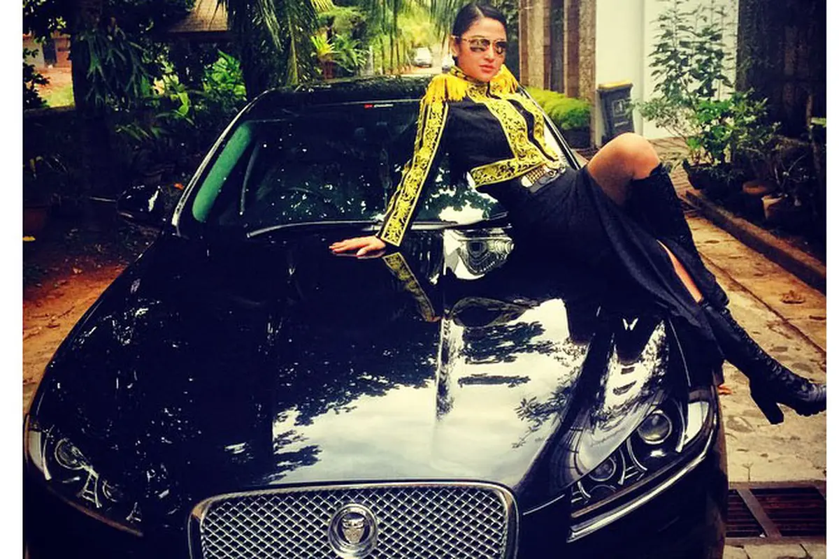 Dewi Perssik Pilih Pose Hot di Jaguar Ketimbang Lamborghini