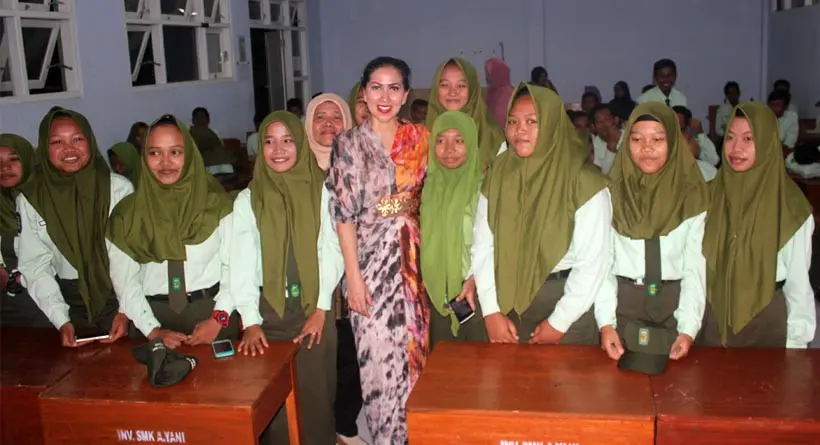 Venna Melinda bersama murid SMPN 1 Bandung, Kabupaten Tulungagung, Jawa Timur. (istimewa)
