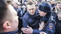 Pada foto tertanggal 26 Maret 2017 ini, Alexei Navalny, pemimpin oposisi dan arsitek di balik demo anti-pemerintah turut juga ditangkap terkait aksi protes Moskow Maret 2017 (HO / EVGENY FELDMAN FOR ALEXEI NAVALNY'S CAMPAIGN / AFP)