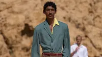 Model Indonesia Viknes Waren Beraksi di Show Jacquemus Paris Fashion Week