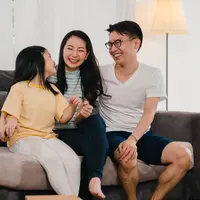 Cara mengatur pengeluaran dengan bijak agar kebutuhan tetap terpenuhi dan momen bersama tetap menyenangkan. (Foto/Dok: Magnific)