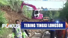 Hujan deras membuat tebing 7 meter longsor hingga menutup jalur kereta api di antara Stasiun Maseng-Cigombong, Bogor.