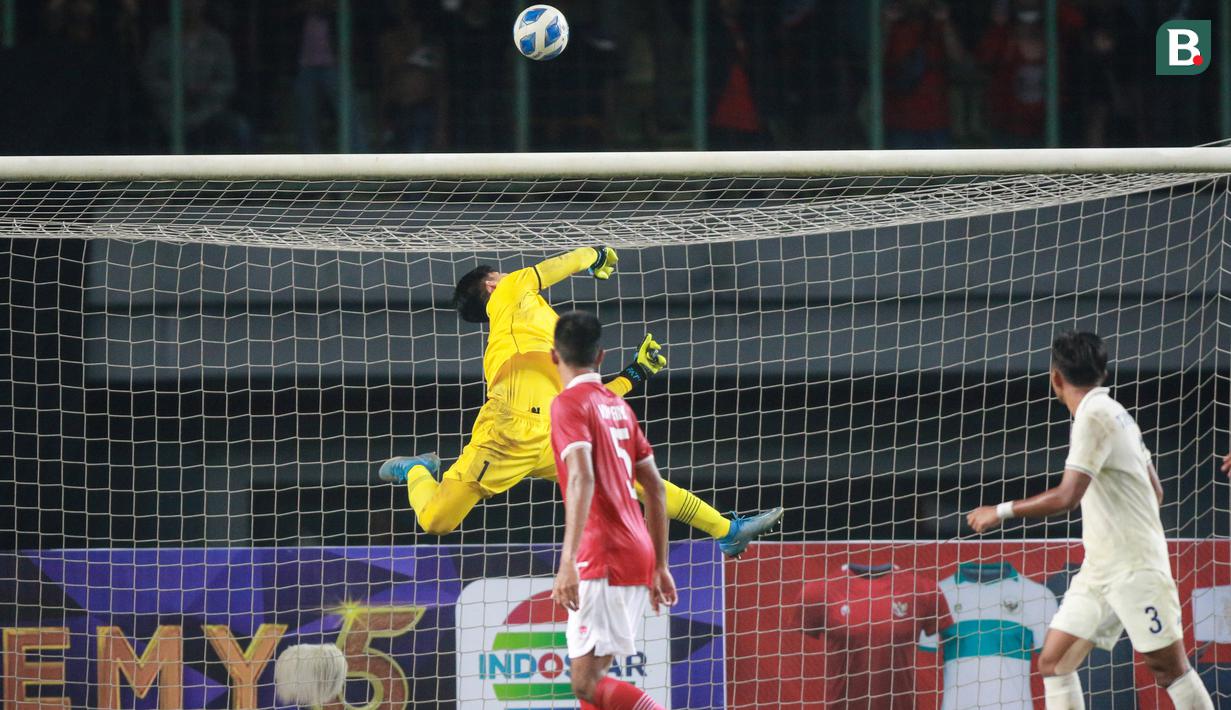 Kiper Timnas Indonesia U-19, Cahya Supriadi berusaha menghalau bola saat matchday ketiga Grup A Piala AFF U-19 2022 antara Timnas Indonesia U-19 melawan Timnas Thailand U-19 di Stadion Patriot Candrabhaga, Bekasi, Jawa Barat, Rabu (06/07/2022). (Bola.com/Bagaskara Lazuardi)