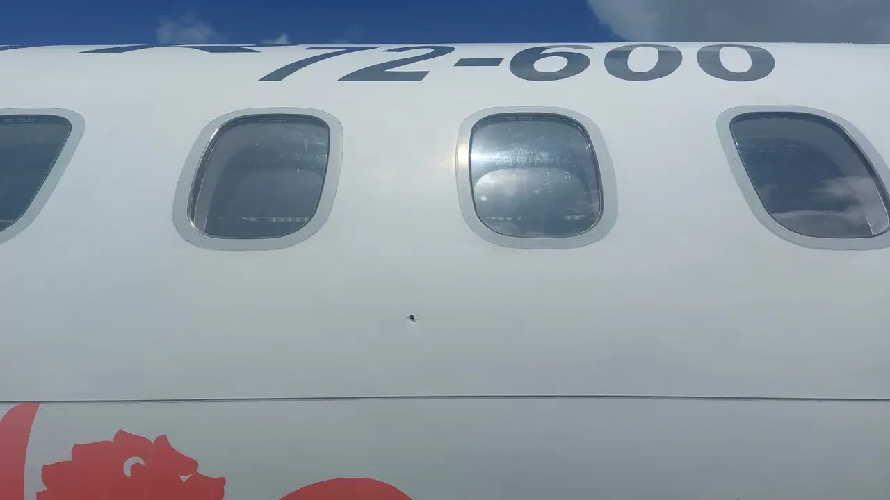 Pesawat Wings Air PK-WJT ART 72-600 ditembak oleh Kelompok Kriminal Bersenjata (KKB) di Dekai, Kabupaten Yahukimo, Papua Pegunungan pada Sabtu (17/2/2024). (Foto: Kementerian Perhubungan)