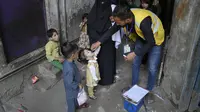 Pakistan dan negara tetangganya, Afghanistan, adalah satu-satunya negara di mana penyebaran polio tidak pernah bisa dihentikan. (AP Photo/K.M. Chaudary)