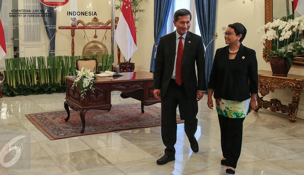 Menteri Luar Negeri Singapura Vivian Balakrishnan (kiri) bersama Menteri Luar Negeri Indonesia Retno LP Marsudi usai melakukan pertemuan di Gedung Pancasila, Jakarta, (12/1). (Liputan6.com/Faizal Fanani)