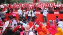 Sejumlah tokoh, seniman dan artis melakukan deklarasi Indonesia Bangkit saat hari kebangktian nasional ke 111 tahun di GBK, Senayan, Senin (20/5). Tujuan deklarasi ini adalah untuk menyegarkan kembali ingatan dan tekad merawat persatuan Indonesia. (Liputan6.com/Angga Yuniar)