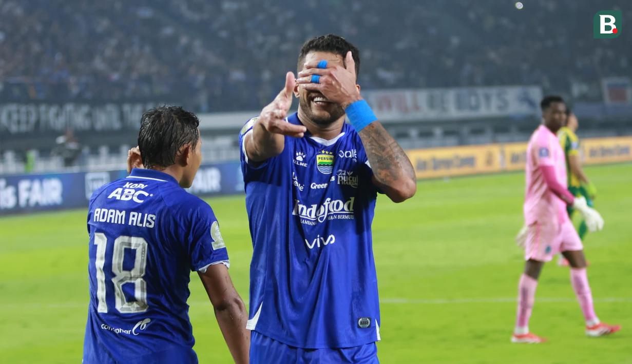 Pemain Persib Bandung, Berguinho melakukan selebrasi setelah mencetak gol ke gawang PSBS Biak pada laga pekan ke-18 BRI Super League 2025/2026 di Stadion GBLA, Kota Bandung, Minggu (25/1/2026) malam. (Bola.com/Erwin Snaz)