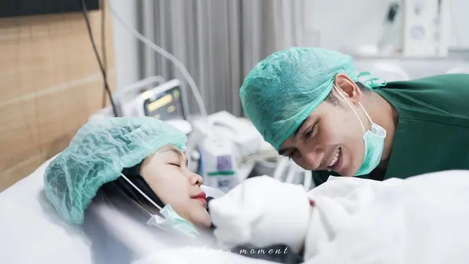 6 Potret Ria Ricis dan Teuku Ryan Peluk Baby R, Wajah Masih Dirahasiakan