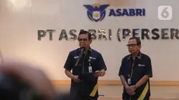 Direktur Utama PT Asabri (Persero) Sonny Widjaja (kiri) didampingi Direktur SDM dan Umum Asabri Herman Hidayat memberikan keterangan di Gedung Asabri, Kamis (16/1/2020). Sonny akan menempuh jalur hukum jika pemberitaan terkait isu korupsi di Asabri terus digaungkan. (Liputan6.com/Herman Zakharia)