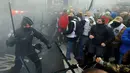 Polisi dan Demonstran terlibat bentrok saat aksi menolak Reformasi Pensiun di Brussels, Belgia, Selasa (15/11). Mereka menolak rencana pemerintah yang akan menaikkan usia pensiun dari 56 menjadi 63 tahun. (REUTERS / Yves Herman)