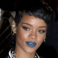 Selain aksi panggung, Rihanna ahli menarik perhatian melalui bibir warna-warninya. Seperti ketika Rihanna memakai lipstik berwarna biru kobalt ini. (Bintang/EPA)