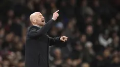 Pelatih Manchester United, Erik Ten Hag memberikan instruksi kepada para pemain dalam pertandingan leg kedua play-off babak gugur Liga Europa 2022/2023 antara Manchester United melawan Barcelona yang berlangsung di Old Trafford, Jumat (24/2/2023) WIB. Perubahan strategi Erik Ten Hag dengan memasukkan Anthony di babak kedua membuahkan hasil manis bagi kemenangan MU. (AFP/Oli Scarff)