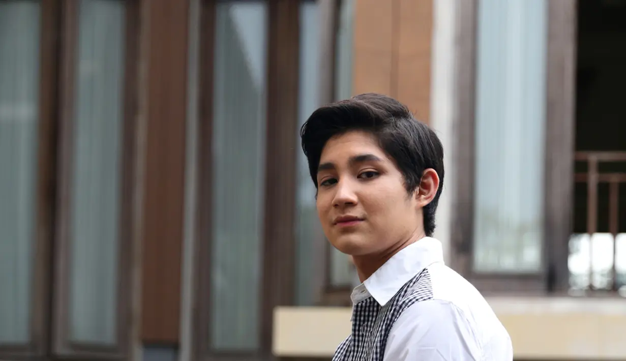 "Kalau scene berdua ada satu scene kan Rassya suka sama temen deket yang udah punya pacar, nah Ali ngingetin gitu. Pas Rassya galau Ali nemenin dan juga sebaliknya," lanjut Rassya di sela-sela syuting video klipnya.