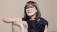 Kacamata menjadi salah satu fashion item yang tak boleh dilewatkan bagi wanita 32 tahun ini. Seperti saat sedang melakukan pemotretan ini, Chika Jessica tampil memukau dengan kacamata berlensa bening. Motif pada frame kacamata pun terlihat keren. (Liputan6.com/IG/@chikajessica88)