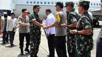 Panglima TNI Marsekal Hadi Tjahjanto dan Kapolri Jenderal Tito Karnavian mendarat di Lanud Roesmin Nurjadin Pekanbaru. (Liputan6.com/M Syukur)