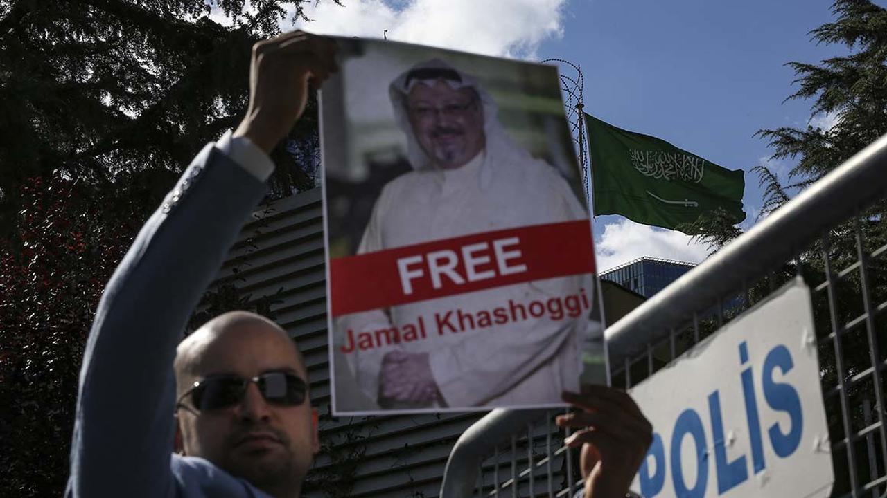 Pengunjuk rasa menuntut pengusutan tuntas kasus terbunuhnya jurnalis Jamal Khashoggi (AP/Emrah Gurel)